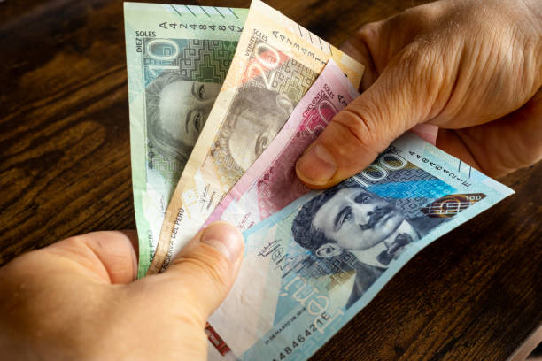 perú dinero, billetes peruanos, soles, pasando de mano en mano, concepto financiero y de negocio - peruvian paper currency fotografías e imágenes de stock