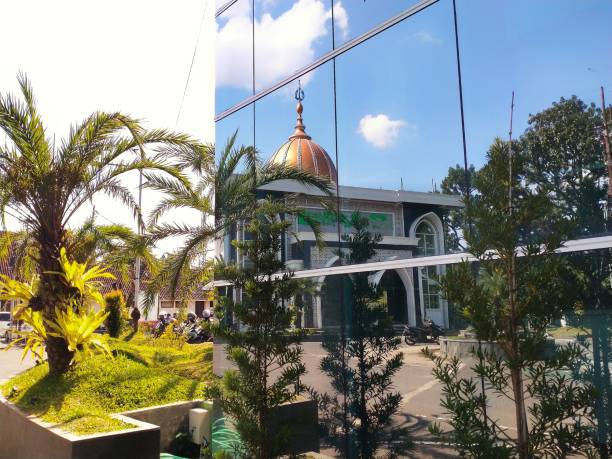reflexo do edifício da mesquita na parede de vidro - reflection glass surrounding wall urban scene - fotografias e filmes do acervo