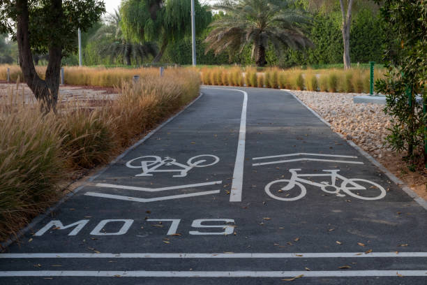 radweg in abu dhabi mussafah straße - bicycle sign symbol bicycle lane stock-fotos und bilder
