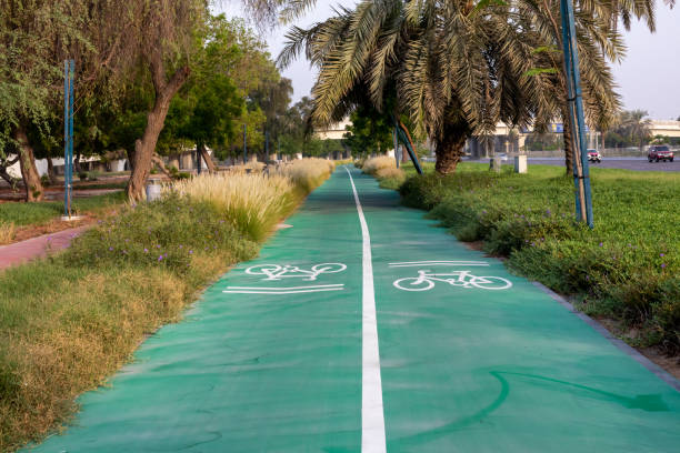 radweg in abu dhabi mussafah straße - bicycle sign symbol bicycle lane stock-fotos und bilder