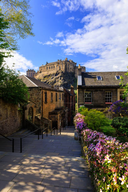 vista icónica del castillo de edimburgo desde vennel street, edimburgo, reino unido - barra escocia fotografías e imágenes de stock