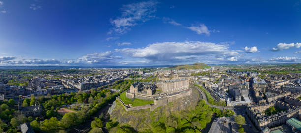 Vue aérienne panoramique des toits de la ville d’Édimbourg et du château d’Édimbourg, Écosse, Royaume-Uni - Photo