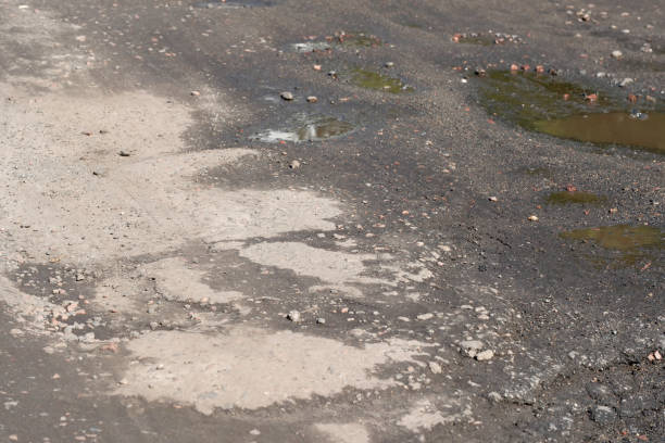 damaged road pavement - abstract textured textured effect real estate imagens e fotografias de stock