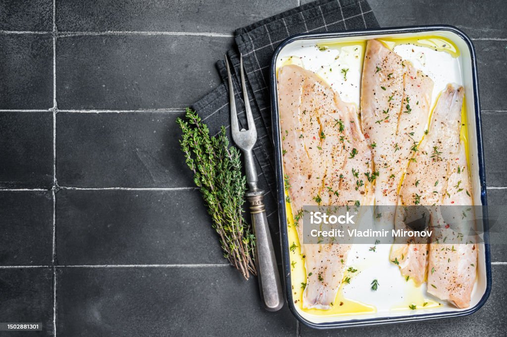 Fillet bertengger merah laut yang diasinkan dengan minyak zaitun, thyme dan rempah-rempah. Latar belakang hitam. Tampilan atas. Salin ruang - Bebas Royalti Alam Foto Stok Fillet bertengger merah laut yang diasinkan dengan minyak zaitun, thyme dan rempah-rempah. Latar belakang hitam. Tampilan atas. Salin ruang - Bebas Royalti Alam Foto Stok