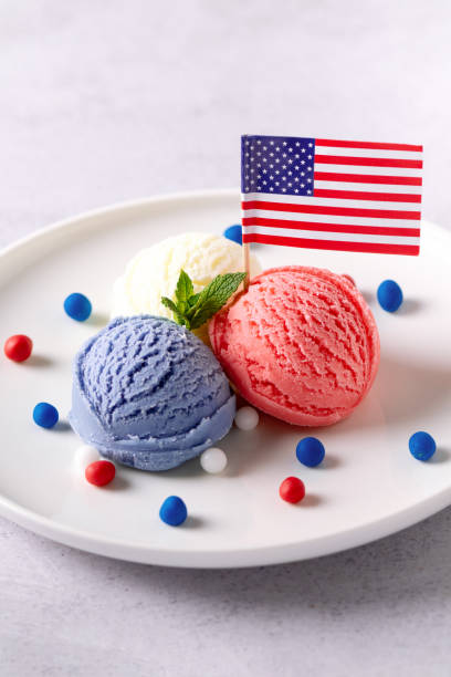 palline di gelato di colori patriottici con bandiera americana su piatto bianco - 11091 foto e immagini stock