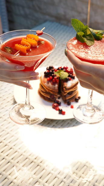 istock Cocktails with the pancakes in the middle 1502885864