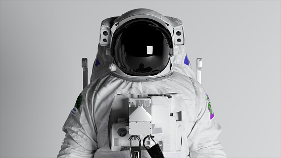 Primer plano de la cabeza del astronauta sobre un fondo blanco aislado con iluminación cambiante. Clave de croma. Casco. Publicidad photo