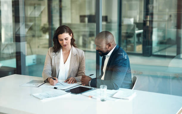 bureau, réunion et documents de gens d’affaires, de clients ou d’équipe pour les impôts, l’audit ou le rapport de revenus en comptabilité. paperasse, examen et conseils du soutien des femmes, des conseillers financiers ou des comptables - financial advisor photos et images de collection