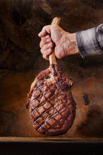 the king of steaks "the tomahawk" - roast beef fotos imagens e fotografias de stock