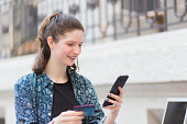 junge-frau-die-ihre-kreditkarte-um-online-zu-bezahlen.jpg?b=1&s=170x170&k=20&c=mJOFbKwF1Wk9JZMaHguAF0k8mit2WIZVMSkhN4UzR-w=