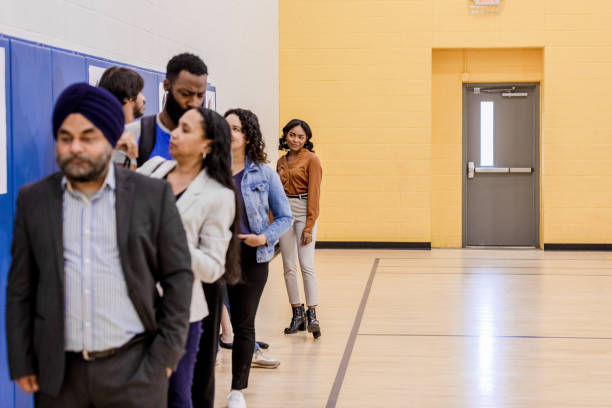 au bureau de vote, diverses personnes attendent patiemment dans la file d’attente - election presidential candidate usa bipartisan photos et images de collection