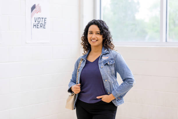 une jeune étudiante s’arrête pour prendre une photo avant de quitter le bureau de vote - election presidential candidate usa bipartisan photos et images de collection