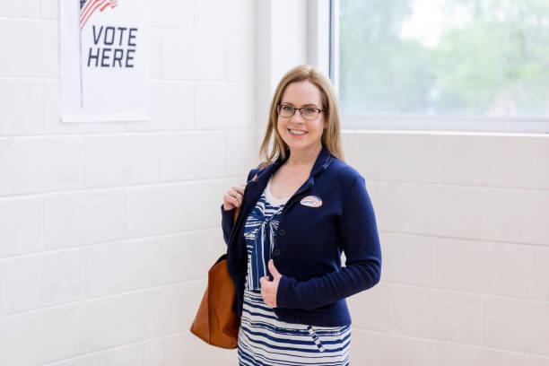 une femme d’affaires adulte souriante montre l’autocollant « j’ai voté » - election presidential candidate usa bipartisan photos et images de collection