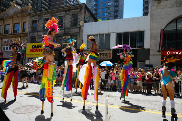 personas sobre zancos celebran en el desfile pride toronto 2023 el 25 de junio - royal bank of canada fotografías e imágenes de stock