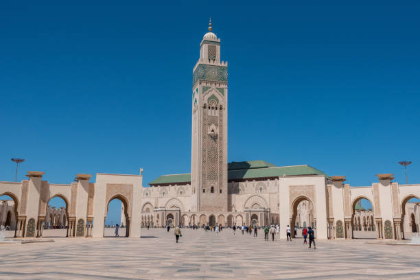 esterno della famosa moschea hassan ii sulla costa di casablanca in marocco - moschea hassan ii foto e immagini stock