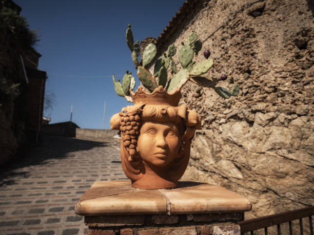 testa di moro tradicional páramos cabeza planta cerámica en savoca sicilia italia - heath ceramics fotografías e imágenes de stock
