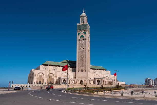 esterno della famosa moschea hassan ii sulla costa di casablanca in marocco - moschea hassan ii foto e immagini stock