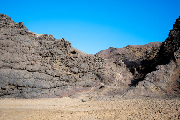 formations rocheuses de ventifact causées par le vent à la pared beach, fuerteventura - volcanic landscape rock canary islands fuerteventura photos et images de collection