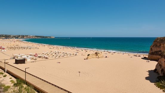 Hermosa vista de la Praia da Rocha y paseo marítimo a lo largo de la playa. Portimao, Portugal photo