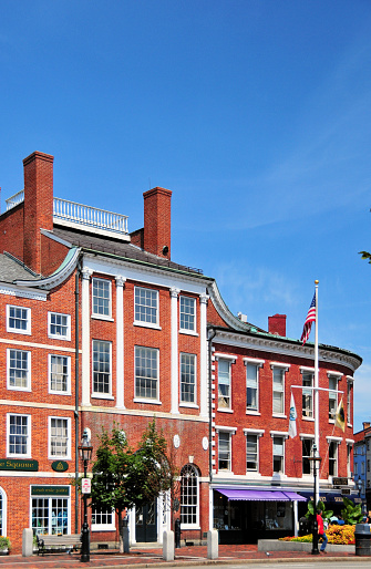 Portsmouth, New Hampshire, New England, USA: Portsmouth Athenaeum - independent membership library, gallery, and museum - an intellectual center of the community - The building, dating to 1805, has been listed on the National Register of Historic Places since 1973. Palladian / Federal style architecture, designed by the  architect Bradbury Johnson (1766–1820) as the office for the New Hampshire Fire & Marine Insurance Company. The cannons on both sides of the main door were captured from the British under Robert Heriot Barclay by Commodore Perry at the Battle of Lake Erie in 1812.