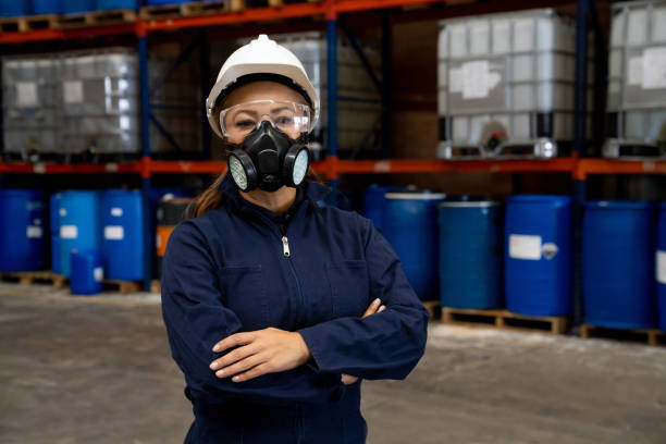 mujer que trabaja en una planta química con ropa de trabajo protectora - chemical worker fotografías e imágenes de stock