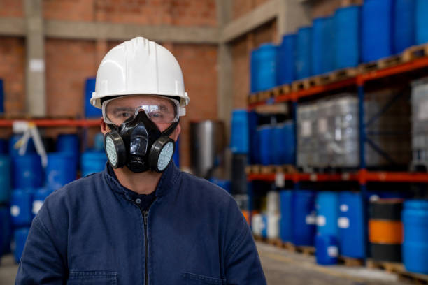 chemical plant worker wearing a gas mask and protective workwear - ton fotos stockfoto's en -beelden