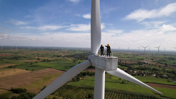 선임 및 전문 풍력 터빈 유지 보수 팀이 터빈 모터 파워 스탠드, 친환경적이고 검토 가능한 에너지 개념으로 작업합니다. - alternative energy electricity wind turbine team 뉴스 사진 이미지