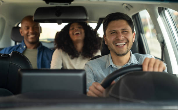 szczęśliwa taksówka crowdsorced - car pooling zdjęcia i obrazy z banku zdjęć