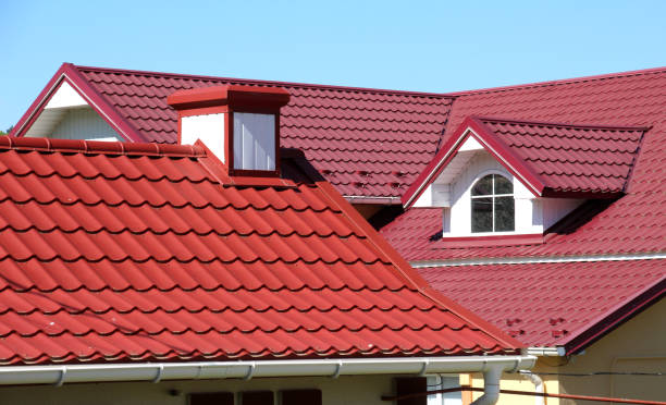atap rumah ditutupi dengan ubin logam - roof potret stok, foto, & gambar bebas royalti