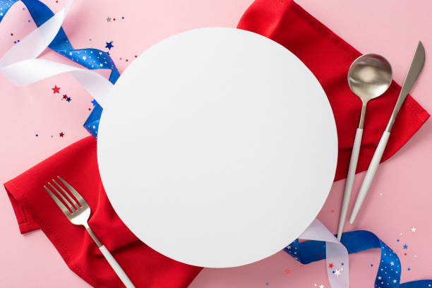 Prepare for remarkable USA-themed event with this captivating table presentation. Top view plate, cutlery, napkin, and more on a pastel pink background. Utilize the available space for your text or ad prepárese para un notable evento temático de estados unidos con esta cautivadora presentación de mesa. plato de vista superior, cubiertos, servilleta y más sobre un fondo rosa pastel. utilice el espacio disponible para su texto o anuncio