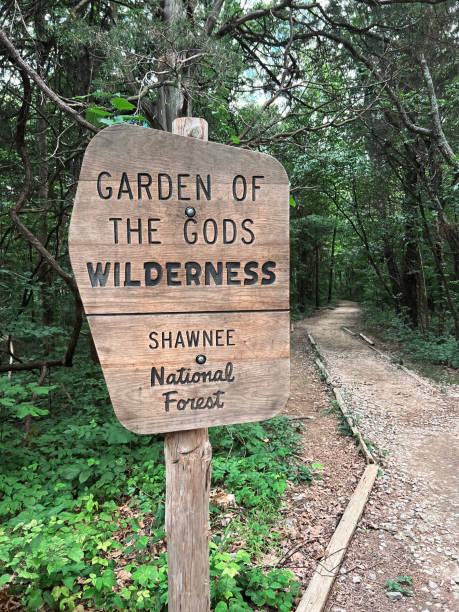 cartel rústico de madera saludando a los visitantes del área silvestre del jardín de los dioses en el bosque nacional shawnee - shawnee national forest fotografías e imágenes de stock