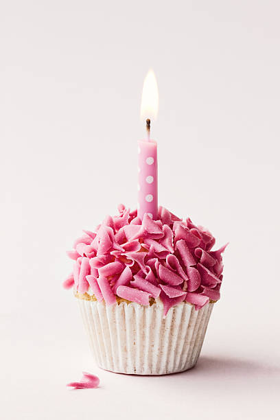geburtstag cupcake - cupcake birthday birthday cake first place stock-fotos und bilder
