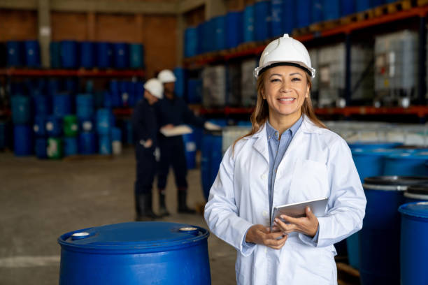 frau arbeitet als vorarbeiterin in einer chemiefabrik - chemical worker stock-fotos und bilder