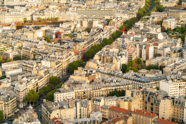 luftaufnahme der nachbarschaft in paris 14. arrondissement, paris, frankreich - paris france roof apartment aerial view stock-fotos und bilder
