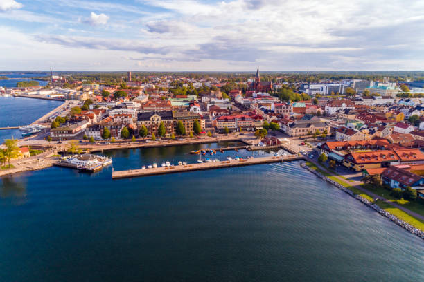 vue aérienne de la ville de vastervik avec le port et la vieille ville, suède - kalmar photos et images de collection