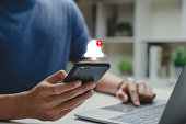 junger-mann-gebrauchend-telefon-mit-gefahrenwarnung.jpg?b=1&s=170x170&k=20&c=MUjBKYIk7u7cH28PRuAWTTxHd_padK1_Z8qTexvy5SQ=