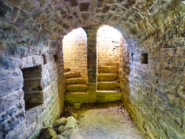 bodega de una pequeña iglesia de 1000 años. - cellar door fotografías e imágenes de stock