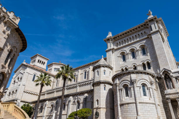 fachada este y ábside de la catedral de notre-dame-inmaculada de mónaco - realeza de mónaco fotografías e imágenes de stock