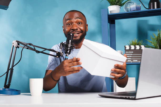 istock Influencer recording giveaway contest 1503223085