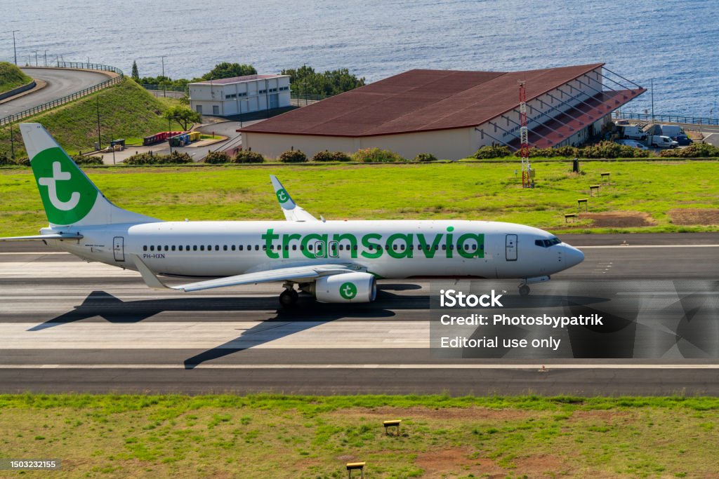トランサヴィア ボーイング 737-800 (PH-HXN) フンシャル空港でタキシング。 - ストックフォト・写真素材...