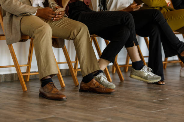 nierozpoznawalna grupa ludzi biznesu siedzących w kolejce, czekających na rozmowę kwalifikacyjną - unemployment waiting in line waiting room interview zdjęcia i obrazy z banku zdjęć