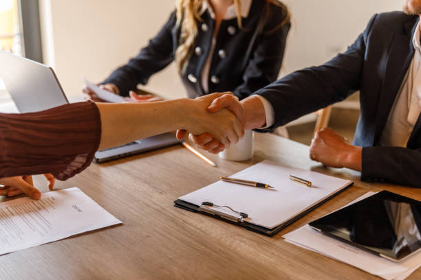 entrevistador y candidato dándose la mano al comienzo de una entrevista de trabajo - opportunity handshake job business fotografías e imágenes de stock