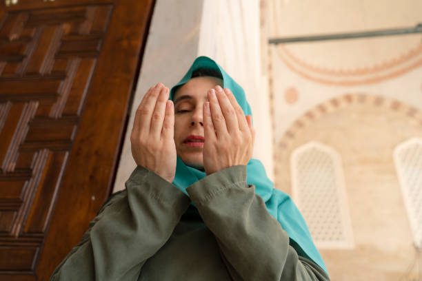 mulher que reza na mesquita - mosque europe part of day - fotografias e filmes do acervo