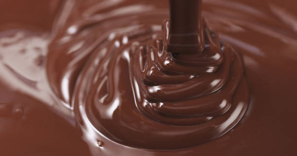 ダークメルトチョコレートを注ぐ - cream filling ストックフォトと画像