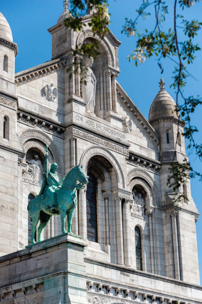 facciata della basilica del sacro cuore di montmartre e vista della statua equestre del re san luigi ix - king louis ix foto e immagini stock