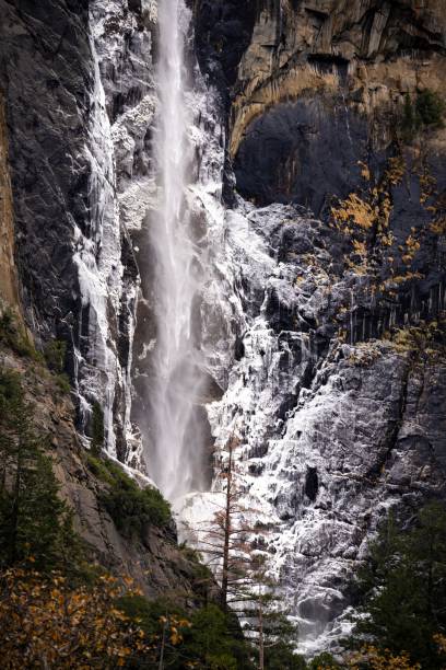 冬のブライダルベール滝 - yosemite national park winter waterfall california ストックフォトと画像