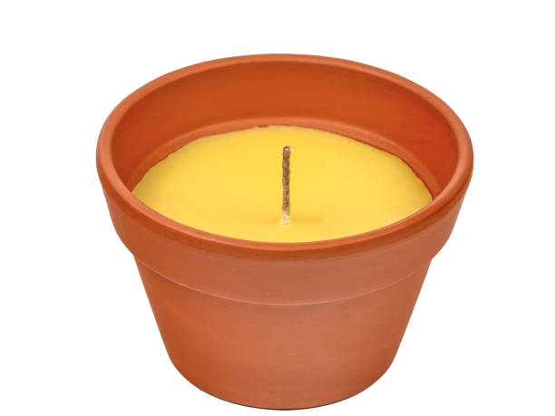 candela alla citronella in vaso di terracotta. un repellente per zanzare per uso esterno. - candle lemon grass insect repellant insect foto e immagini stock