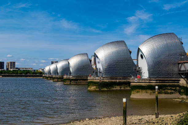 la barrière anti-inondation de la tamise - thames flood barrier photos et images de collection