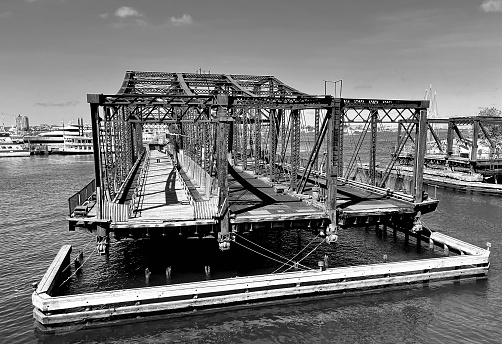 Oude brug in Boston Massachusetts in zwart wit foto