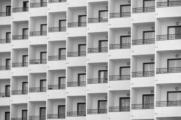plano a fotograma completo del edificio con balcón - residencial fotografías e imágenes de stock